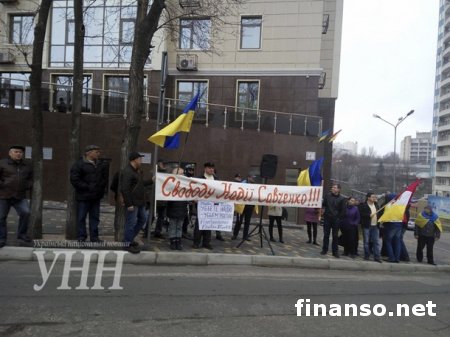 Обнародовано видео нападения на посольство РФ в Киеве