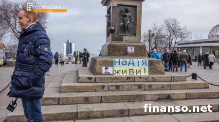 Обнародовано видео нападения на посольство РФ в Киеве