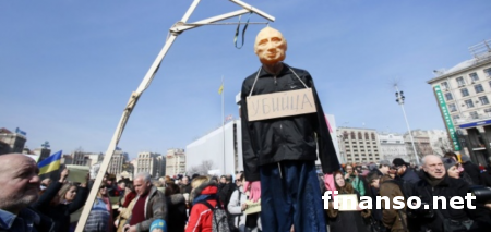 В Киеве посольство РФ забросали яйцами и «повесили Путина»