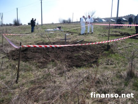 Под Бахмуткой обнаружено массовое захоронение людей в камуфляже