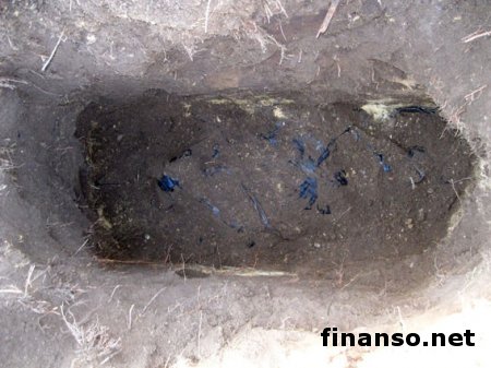 Под Бахмуткой обнаружено массовое захоронение людей в камуфляже