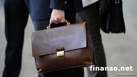 Перед отставкой Яценюк поднял выплаты чиновникам в два раза