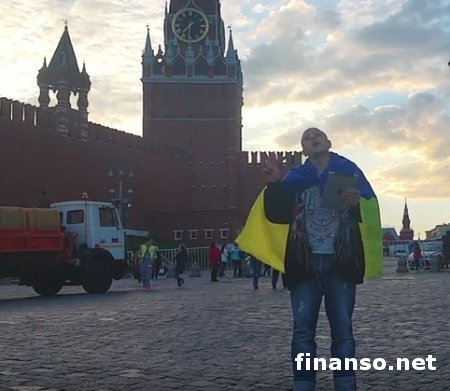 В центре российской столицы молодой парень с сине-желтым флагом спел гимн Украины