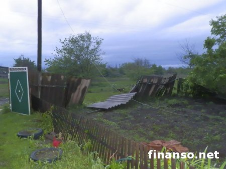 В Луганской области ураган снимал кровли с жилых домов