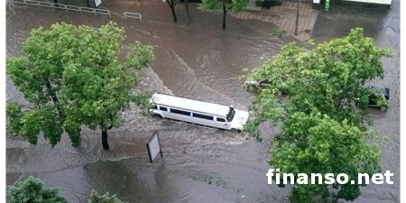 По Харькову пронесся ураган: затоплены улицы и свалены деревья
