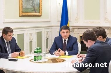 Гройсман требует более быстрого ремонта украинских дорог