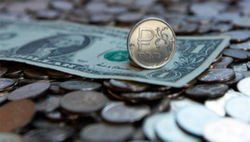 Рубль реагирует на внутрироссийские факторы, а не на нефть