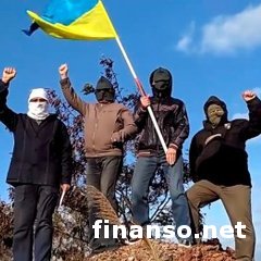 Украинцы сожгли знамя ДНР и установили украинский флаг в Донецке