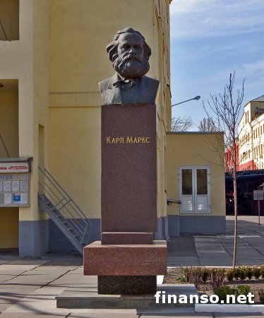 Декоммунизация в Украине: Roshen не хочет демонтировать памятник Марксу