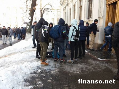 В Мариинском парке Киева собираются толпы «титушек»