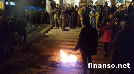 Вече на Майдане: между правоохранителями и радикалами происходят стычки
