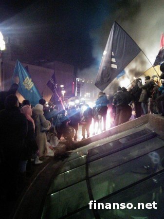 Вече на Майдане: между правоохранителями и радикалами происходят стычки