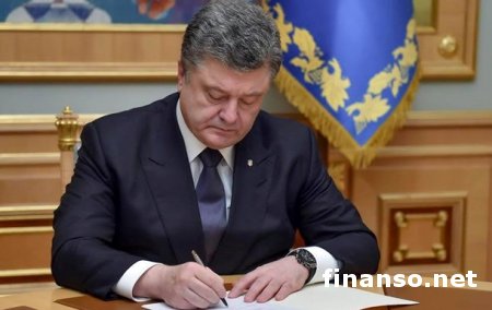 Порошенко подписал законы для ускорения строительства новых дорог в Украине
