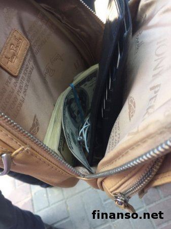 При получении взятки в 3 тыс. долларов на Буковине задержан офицер полиции