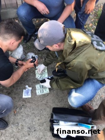 При получении взятки в 3 тыс. долларов на Буковине задержан офицер полиции