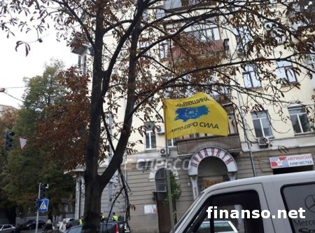 Владельцы авто на еврономерах перекрыли улицу перед Радой