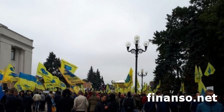 Владельцы авто на еврономерах перекрыли улицу перед Радой