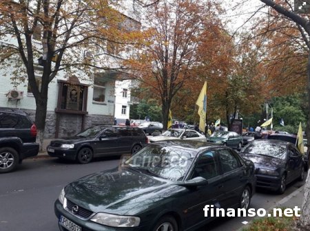 Владельцы авто на еврономерах перекрыли улицу перед Радой