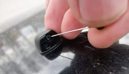 Форсунка омывателя на капоте автомобиля